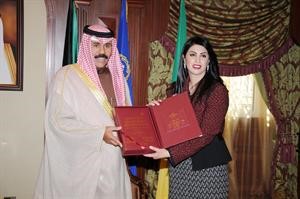 سمو ولي العهد يتسلم رسالة ماجستير من ريم المعلي﻿