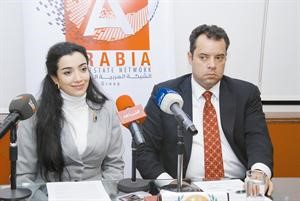 السكرتير روبسون ميلو والسفيرة غدير الصقعبي خلال المؤتمر الصحافي
