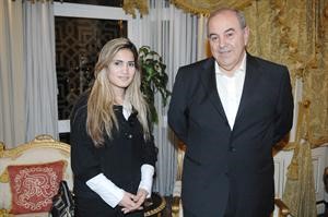 رئيس الوزراء العراقي السابق اياد علاوي مع الزميلة بيان عاكوم ﻿
