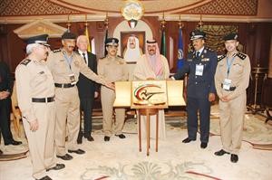 سمو ولي العهد الشيخ نواف الاحمد لدى استقباله اللجنة المنظمة للبطولة﻿