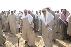 صاحب السمو الامير والوزير احمد الهارون وعدد من الحضور خلال الجولة﻿
