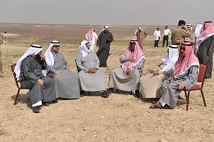 الشيخ جابر الخالد والشيخ راشد الحمود ودبدر الشريعان مع بعض الحضور﻿