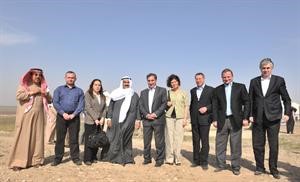 سمو رئيس الوزراء متوسطا عددا من الحضور﻿