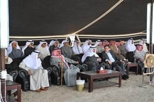 سمو رئيس الوزراء والشيخ فيصل السعود مع بعض الحضور في اللقاء﻿