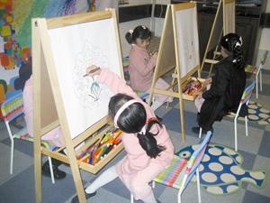 انهماك في الرسم والتلوين