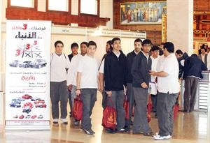 الطلبة يتفقدون جناح الجامعة في معرض كويت اوديو﻿