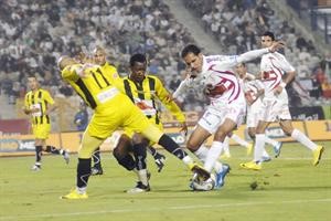 لاعب الزمالك علاء علي يراوغ مدافع المقاولون محمد عبدالرؤوف