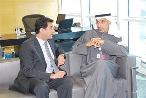 د عبدالرحمن المحيلان متحدثا للزميل مجاهد عابدين﻿