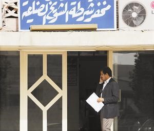 د علي الصايغ لدى دخوله مخفر شرطة الشويخ الصناعية لتسجيل قضية حاملا تقريرا طبيا باصابته