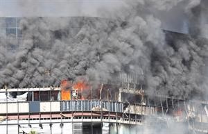 السنة النيران وسحب الدخان تتصاعد من مبنى سي اي ايه الذي تعرض لهجوم بطائرة﻿