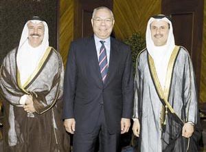 وزير الخارجية الاميركي السابق الجنرال كولن باول متوسطا عصام الصقر وناصر الساير