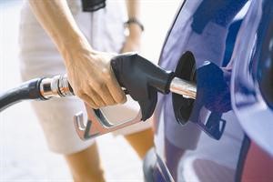 الحكومة تدرس رفع سعرالبنزين للأغنياء 