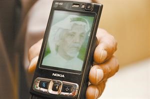 صورة يحفظها على هاتفه﻿