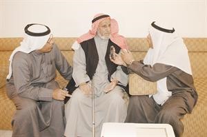 ناصر العلاج متحدثا الى الزميل منصور الهاجري كرم دياب