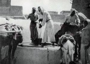 عملية اخراج الماء من احدى الابار الشامية القديمة﻿