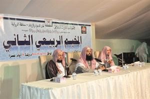 دعبدالعزيز السدحان وابراهيم الانصاري خلال المحاضرة﻿