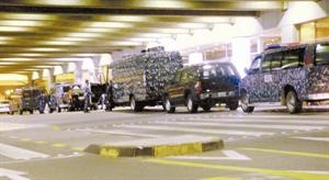 عربات المتفجرات والقوات الخاصة امام بوابة المطار بعد البلاغ الكاذب فجر امس﻿