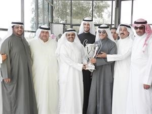 طلال الخرافي يسلم الكاس لاسطبل الحذران﻿