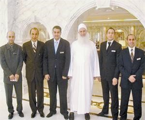 الشيخ محمد حسين يعقوب مع عدد من اداريي وموظفي الريجنسي﻿