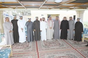 الشيخ علي الجابر متوسطا اعضاء مجلس ادارة اتحاد المزارعين ومجاسم البدر ومعبدالعزيز الكليبسعود سالم
