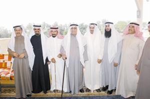 الشيخ علي الجابر مع مختار العمرية سعيد الخرينج ومختار العيون ملوح الحربي ومجاسم البدر وصياح ابوشيبة
