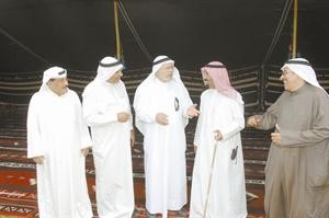 الشيخ علي الجابر يستمع الى هموم المزارعين