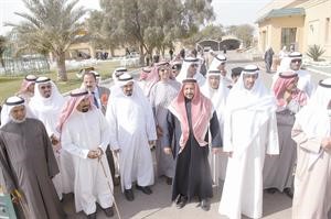 محافظ العاصمة متوسطا مجموعة من المزارعين