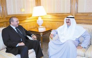 محافظ المركزي الشيخ سالم العبدالعزيز مع الزميل هشام ابوشاديمتين غوزال