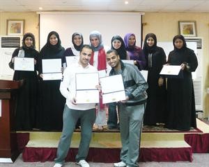 مجموعة من المشاركين في الدورة خلال حفل توزيع الشهادات
