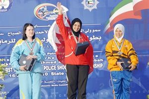 الرامية البحرينية لولوة الزياني على منصة التتويج في البندقية 50 مترا
