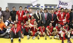 الشيخ فواز بن محمد يتوسط لاعبي منتخب البحرين بعد الحصول على الميدالية الفضية﻿