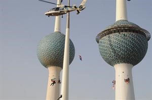 المظليون اثناء هبوطهم من طائرة عمودية على ابراج الكويتهاني الشمريمحمد ماهر
