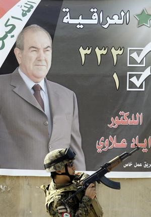 جندي عراقي امام اعلان انتخابي لاياد علاوي زعيم الكتلة العراقية افپ