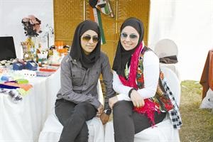 وجهان ممن تابعوا الكرنڤال