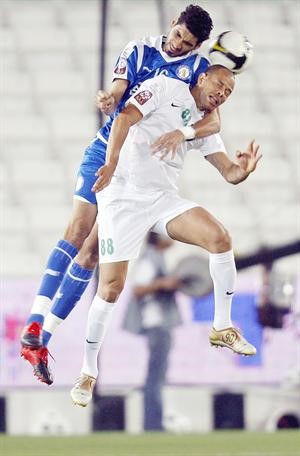 البحريني محمد عدنان لاعب الخور يمنع البرازيلي جوليو سيزار لاعب الاهلي من الوصول للكرة رويترز