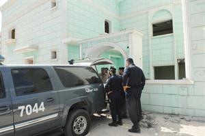 رجال الادلة الجنائية ينقلون جثة الوافدة الهندية
