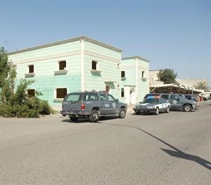 دوريات الامن والادلة الجنائية تحيط بالمنزل حيث حصلت الجريمة