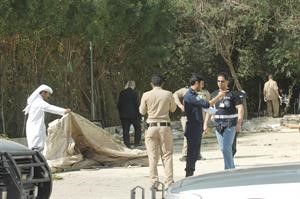رجال الامن يمشطون المنطقة المحيطة بحثا عن ادلة
