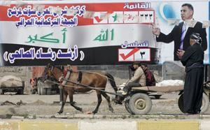 عراقيان يمران امام احدى اللوحات الاعلانية في كركوك رويترز