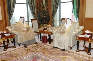 صاحب السمو الامير خلال لقائه الشيخ جابر المبارك﻿