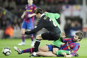 لاعب برشلونة جيرارد بيكيه يحاول ايقاف لاعب راسينغ هنريك	 اپ
﻿