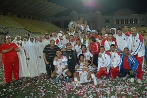 الجهاز الفني ولاعبو الكويت يحتفلون بالتتويج بدوري الشباب