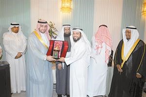 الزميل ضاري المطيري يتسلم تكريم رئيس تحرير الانباء الزميل يوسف خالد المرزوق﻿
