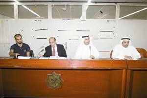 عزام الفليج الاول من اليمين وبجواره نجيب الفليج خلال الجمعية العمومية
