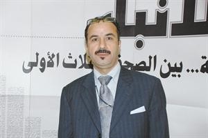 صايل عبدالرحيم امام ستاند الانباء في مجمع البستان﻿