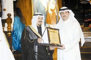 درع تكريمية لناصر الخرافي يتسلمها بالنيابة نجله مرزوق الخرافي محمد ماهر
