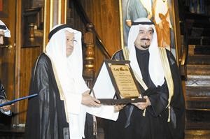يوسف العميري مكرما الشيخ احمد العبدالله
