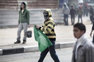 شبان فلسطينيون يواجهون قوات الاحتلال الاسرائيلي في الخليل احتجاجا على ضم الحرم الابراهيمي	افپ﻿
