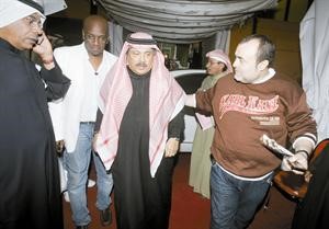 ومع الفنان الكبير ابوبكر سالم قبل صعوده المسرح