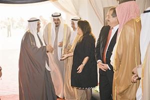 علي الغانم مقدما التهاني للشيخ احمد العبدالله وسعد الشويب ومها ملا حسين بمناسبة الاحتفال